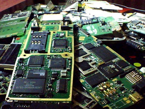 電子廠電路板下腳料不要扔,來套電路板破碎設備回收再利用不是夢